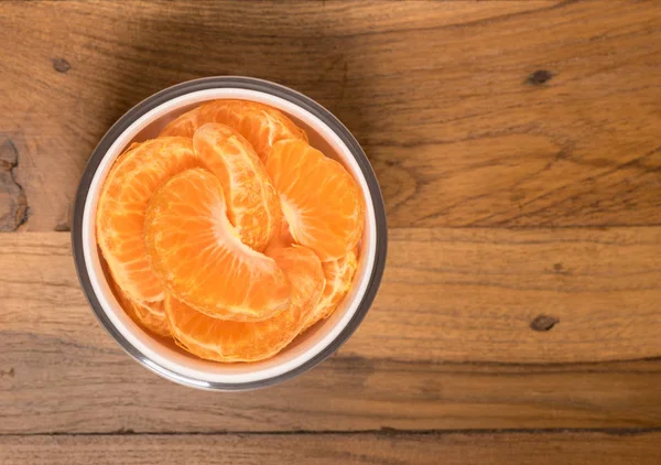 From above view of glass bowl of orange slices — Stock Photo, Image