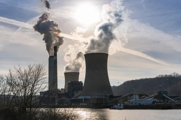 Smoke from coal powered power station — Stock Photo, Image