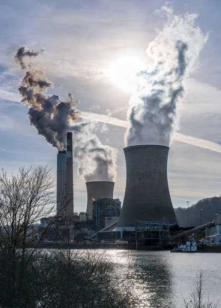 Smoke from coal powered power station — Stock Photo, Image