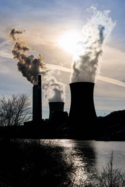 Smoke from coal powered power station — Stock Photo, Image