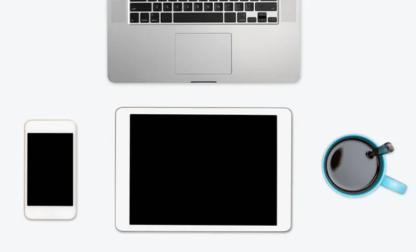 简单干净的白色桌面与电子设备 — 图库照片