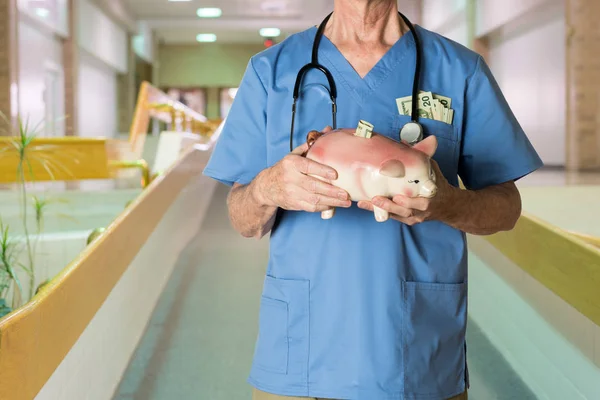 Médico senior en matorrales con alcancía — Foto de Stock