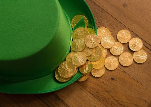Kupie monety złote wewnątrz zielony kapelusz St Patricks Day — Zdjęcie stockowe