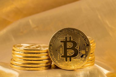 Altın arka plan ile bitcoins yığını