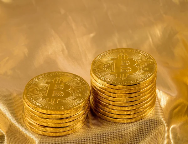 กองของ bitcoins กับพื้นหลังทอง — ภาพถ่ายสต็อก