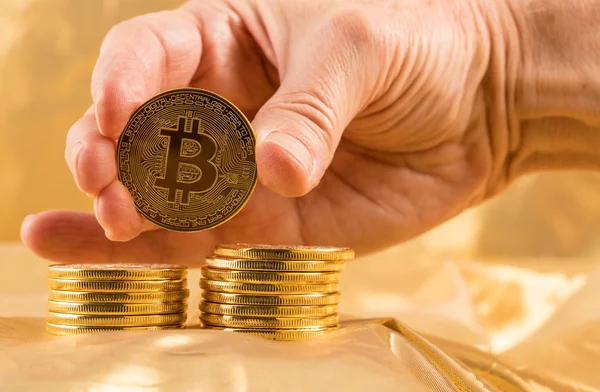 Stack di bitcoin con sfondo oro — Foto Stock