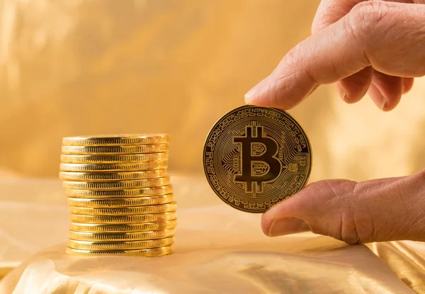 Zásobník bitcoiny se zlatým pozadím — Stock fotografie