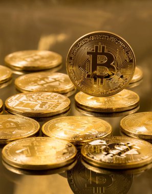 Altın arka plan ile bitcoins yığını