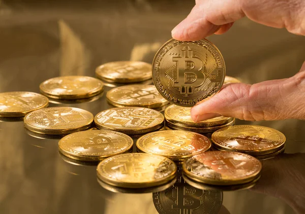 Stack av bitcoins med guld bakgrund — Stockfoto