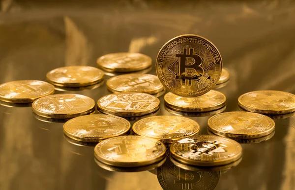 Stack di bitcoin con sfondo oro — Foto Stock