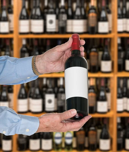 Sommelier bietet Kunden eine Flasche Rotwein an — Stockfoto