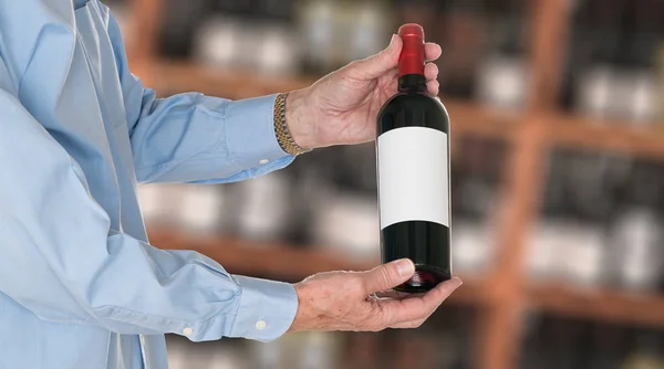Sommelier bietet Kunden eine Flasche Rotwein an — Stockfoto