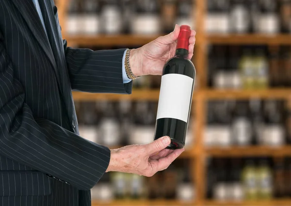 Sommelier ग्राहक को लाल शराब की बोतल की पेशकश — स्टॉक फ़ोटो, इमेज