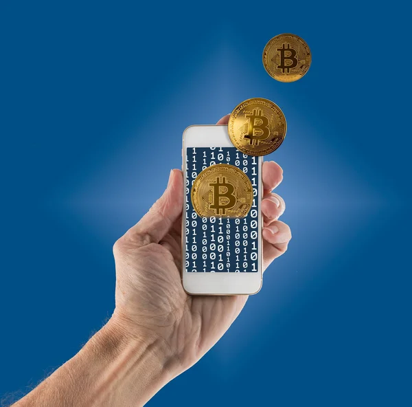 Bitcoiny wyłania się z aplikacji na chwytak smartphone — Zdjęcie stockowe