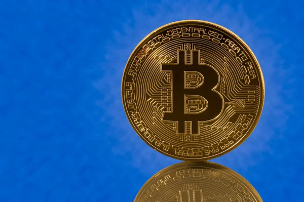 Één bitcoin met blauwe wolk achtergrond — Stockfoto