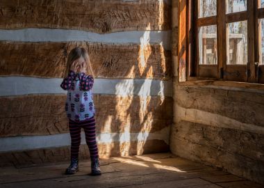Yalnız küçük bebek kız, boş kabinde