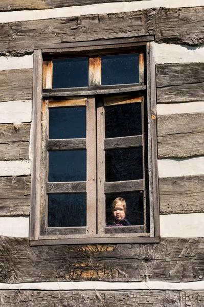Μοναχικό μικρό μωρό κορίτσι πίσω από το παράθυρο — Φωτογραφία Αρχείου