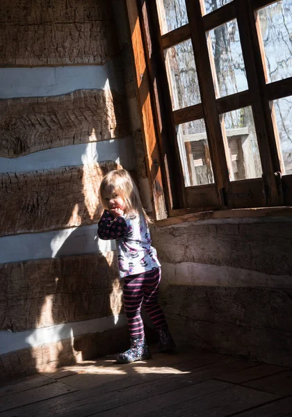 Yalnız küçük bebek kız, boş kabinde — Stok fotoğraf