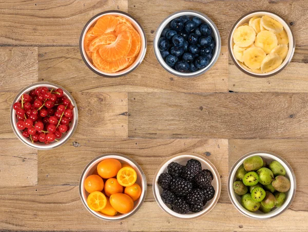 Ovanifrån Visa skålar av flera frukter — Stockfoto