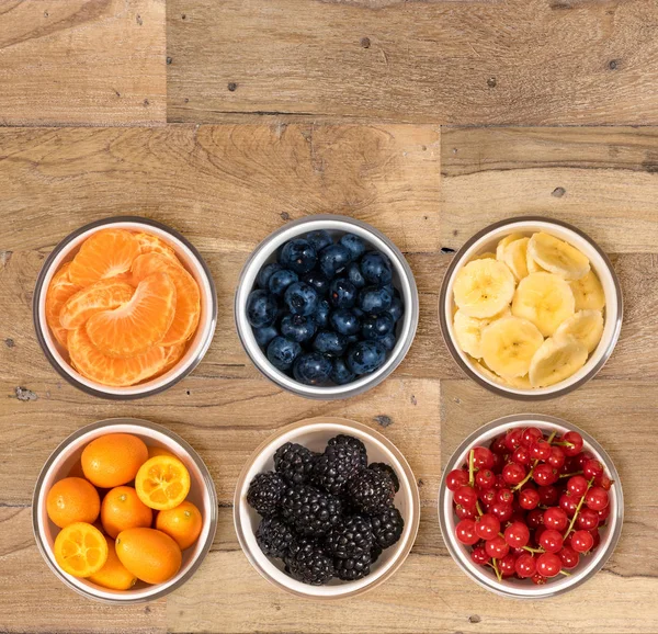 De cima vista de tigelas de frutos múltiplos — Fotografia de Stock