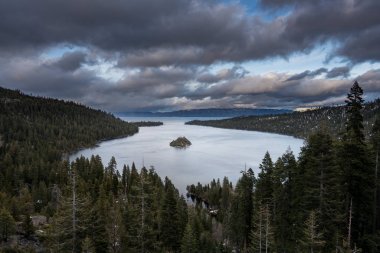 Lake Tahoe Emerald körfezde Dağları kar ile