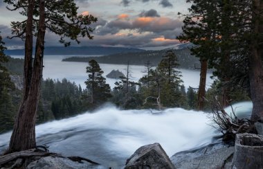 Lake Tahoe alt kartal Falls ile körfezde Emerald