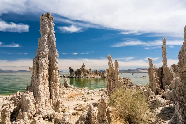 Tufa en las aguas saladas del lago Mono en California —  Fotos de Stock