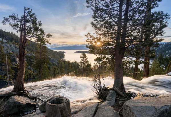 Bahía Esmeralda en el Lago Tahoe con las Cataratas del Bajo Águila — Foto de Stock