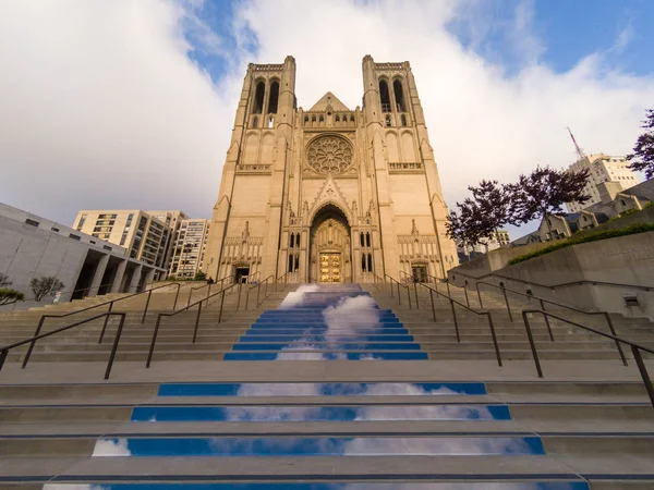 Είσοδος βήματα μέχρι χάριτος καθολικός καθεδρικός ναός στο Σαν Φρανσίσκο, Καλιφόρνια — Φωτογραφία Αρχείου