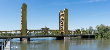 Kaliforniya'da Sacramento Nehri boyunca Tower Bridge ağ geçidi