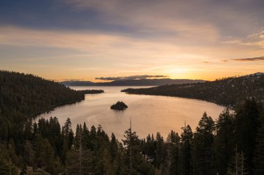 Lake Tahoe Emerald körfezde Dağları kar ile
