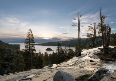 Lake Tahoe alt kartal Falls ile körfezde Emerald