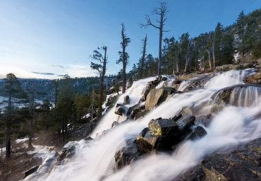 Lake Tahoe alt kartal Falls ile körfezde Emerald