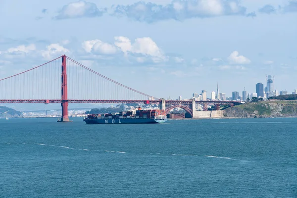 MOL Magnificence konttialus saapuu San Franciscon lahdelle Golden Gate sillan alla — kuvapankkivalokuva