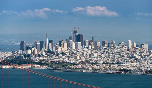 Puhelinkuva Golden Gate sillasta ja San Franciscosta — kuvapankkivalokuva