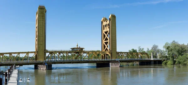 Tower Bridge Gateway através do Rio Sacramento, na Califórnia — Fotografia de Stock