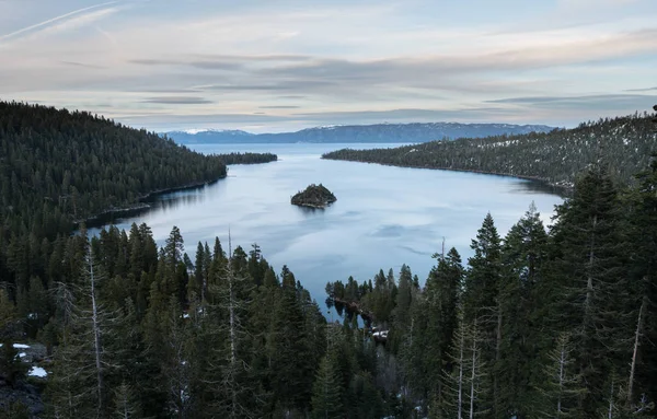 Emerald Bay en el lago Tahoe con nieve en las montañas —  Fotos de Stock