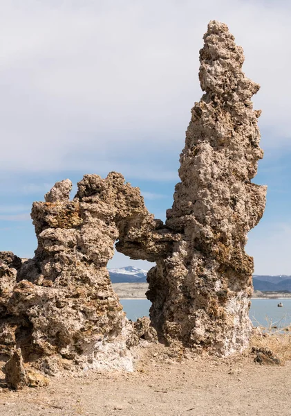 カリフォルニア州のモノ湖の塩辛い水でトゥファ — ストック写真