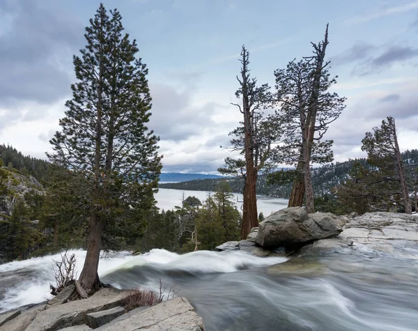 Emerald Bay på Lake Tahoe med lägre Eagle Falls — Stockfoto