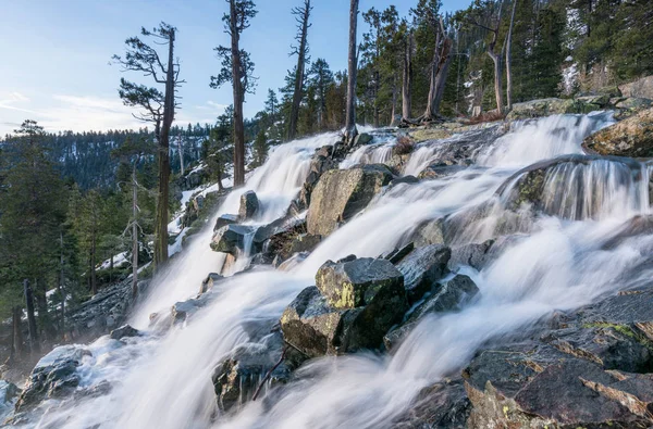 Κόλπος Emerald Bay στην λίμνη Tahoe με πέφτει κάτω αετός — Φωτογραφία Αρχείου