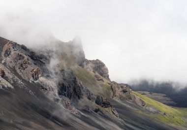 Maui Haleakala volkanın Zirvesi krater içine görüntülemek