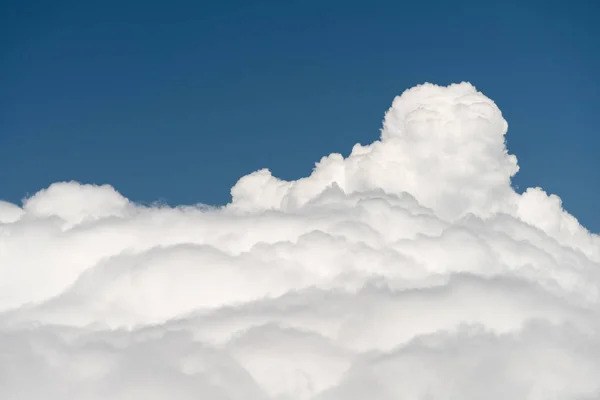 Vista dall'alto nuvole dalla cima della montagna — Foto Stock