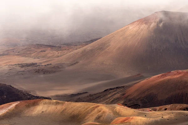 Переглянути в кратер на саміті Халеакала вулкан на острові Maui — стокове фото