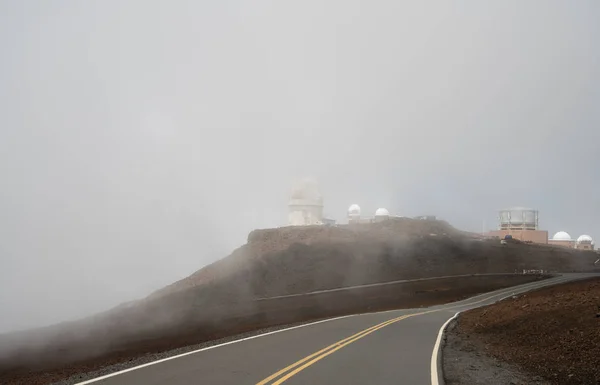 Mist hult de telescopen op de bovenkant van Haleakala Maui — Stockfoto