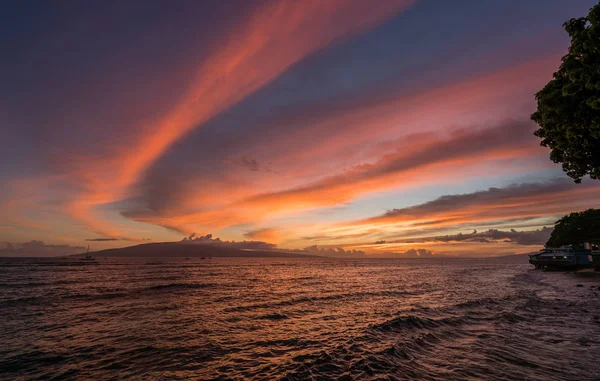 Pôr-do-sol dramático sobre Lanai de Lahaina em Maui — Fotografia de Stock