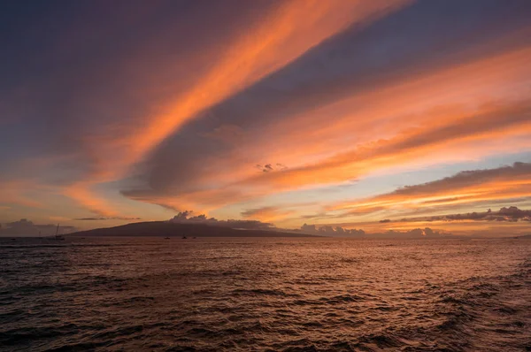 Dramatischer sonnenuntergang über lanai von lahaina auf maui — Stockfoto