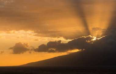 Molokai ada Maui üzerinden arkasında güneş ayarı
