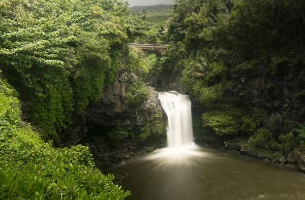 7 つの神聖なプールのマウイ島での道路橋の下の滝 — ストック写真