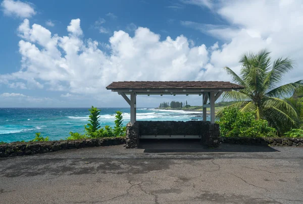 Arrêt de bus par Hamoa Beach près de Hana sur l'île hawaïenne de Maui — Photo