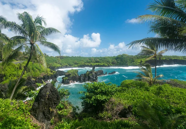 Grön klipporna vid Waianapanapa på väg till Hana i Maui — Stockfoto